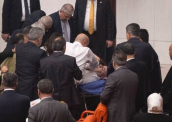 شاهد… برلماني تركي يتعرض لأزمة قلبية أثناء إلقاء خطاب عن حرب غزة