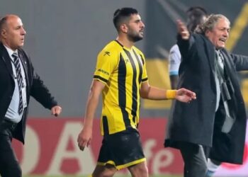 بالفيديو.. رئيس ناد تركي يأمر لاعبيه بالانسحاب من مباراة