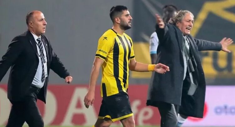 بالفيديو.. رئيس ناد تركي يأمر لاعبيه بالانسحاب من مباراة 1 بالفيديو.. رئيس ناد تركي يأمر لاعبيه بالانسحاب من مباراة