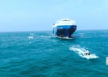 سفينة تتعرض لهجوم بصاروخ حوثي قرب السواحل اليمنية