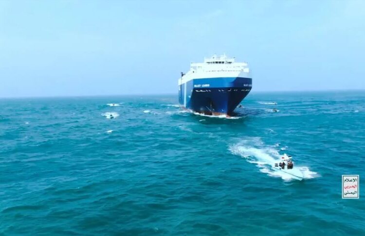 سفينة تتعرض لهجوم بصاروخ حوثي قرب السواحل اليمنية