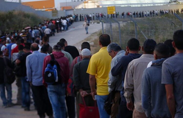 حقائق وأرقام.. العمال الفلسطينيون في إسرائيل (تقرير) 1 حقائق وأرقام.. العمال الفلسطينيون في إسرائيل (تقرير)