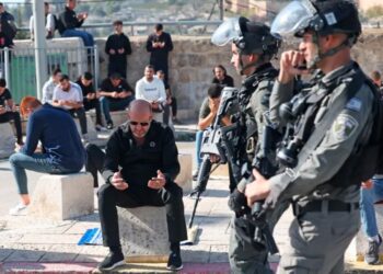 الاحتلال يمنع المصلين من دخول الأقصى ويصيب شابين في جنين