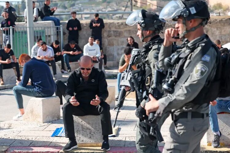 الاحتلال يمنع المصلين من دخول الأقصى ويصيب شابين في جنين