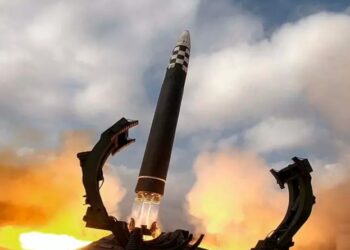 كوريا الشمالية تجرب أكبر صاروخ باليستي عابر للقارات.. ويحذر واشنطن