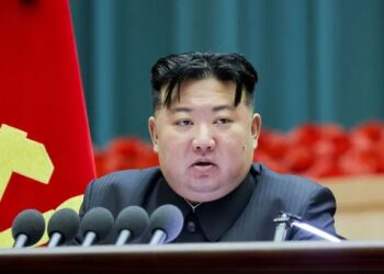 بالفيديو.. زعيم كوريا الشمالية يجهش بالبكاء