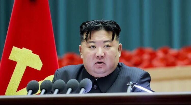 بالفيديو.. زعيم كوريا الشمالية يجهش بالبكاء 1 بالفيديو.. زعيم كوريا الشمالية يجهش بالبكاء