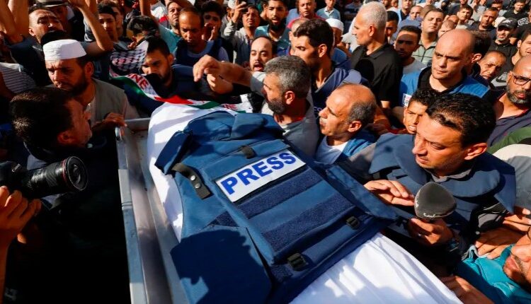 مراسلون بلا حدود للجزيرة نت: غزة مقبرة للصحفيين والأكثر خطورة في العالم
