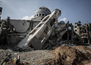 حماس: قصف إسرائيل للمسجد العمري بغزة “جريمة همجية شنيعة”