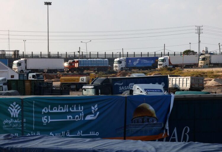 55 شاحنة مساعدات إنسانية تدخل غزة عبر معبر رفح 1 55 شاحنة مساعدات إنسانية تدخل غزة عبر معبر رفح