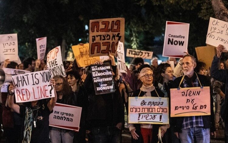 تل أبيب.. آلاف يتظاهرون لإطلاق سراح الأسرى في غزة