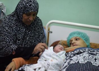 صحة غزة: 180 نازحة تلد يوميا بظروف سيئة و900 ألف طفل في خطر