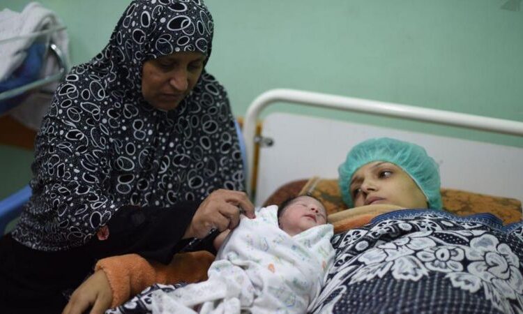 صحة غزة: 180 نازحة تلد يوميا بظروف سيئة و900 ألف طفل في خطر