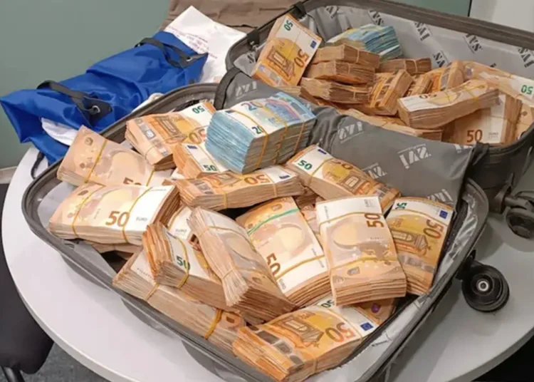 Almanya'da bir yolcunun üzerinde bulunan 455 bin euroya el kondu 1 Almanya’da bir yolcunun üzerinde bulunan 455 bin euroya el kondu