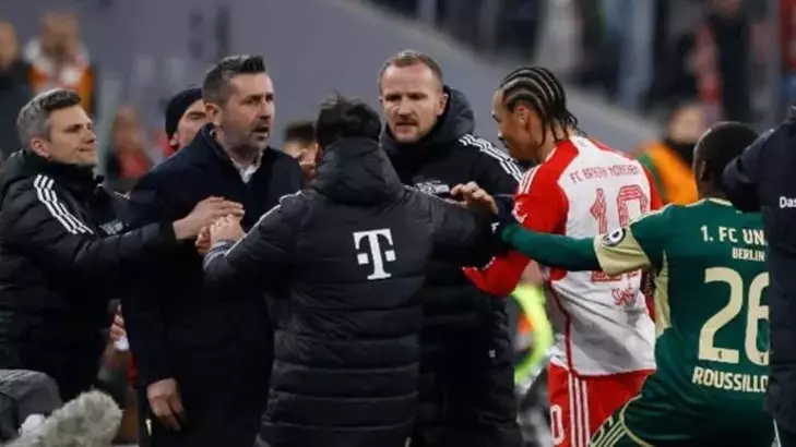 Bundesliga'da şok anlar: Trabzonspor'un eski hocası Bjelica, Bayern Münih'li Sane'yi tokatladı 1 Bundesliga’da şok anlar: Trabzonspor’un eski hocası Bjelica, Bayern Münih’li Sane’yi tokatladı