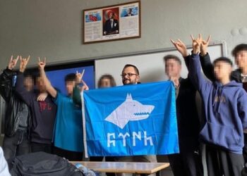 Lisede MHP’nin sembolü bozkurt işareti yapan ve Göktürk bayrağı açan grubun fotoğrafına tepki