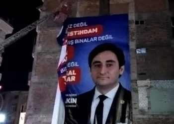 AKP’li belediye, Saadet Partisi adayının pankartını indirdi
