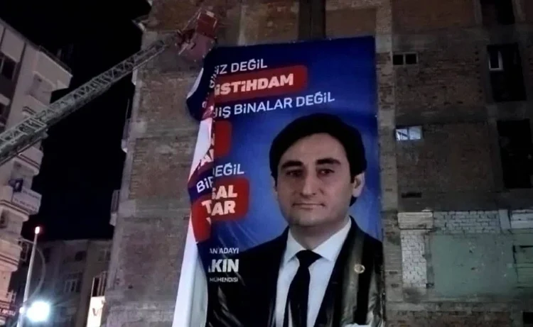 AKP'li belediye, Saadet Partisi adayının pankartını indirdi 1 AKP’li belediye, Saadet Partisi adayının pankartını indirdi