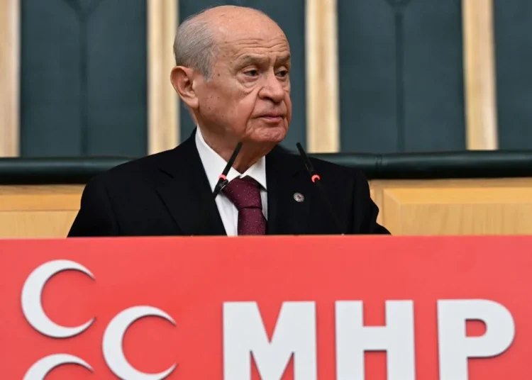 Bahçeli, imama vurduğu iddia edilen Kulp Kaymakamı'na sahip çıktı: Ellerinden öpüyorum 1 Bahçeli, imama vurduğu iddia edilen Kulp Kaymakamı’na sahip çıktı: Ellerinden öpüyorum