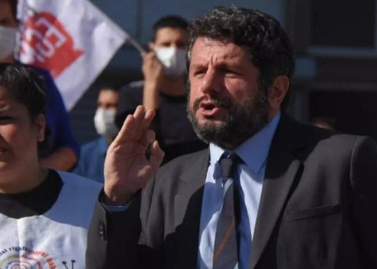 Vekilliği düşürülen Can Atalay: Türkiye, bu deli gömleğine sığmayacak 1 Vekilliği düşürülen Can Atalay: Türkiye, bu deli gömleğine sığmayacak