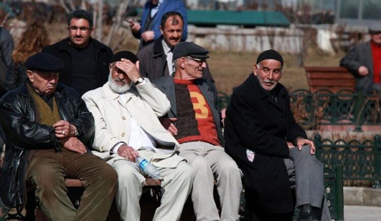 Memur ve işçi emeklisi arasındaki adaletsiz zam yılda bir maaş kaybettirecek 1 Memur ve işçi emeklisi arasındaki adaletsiz zam yılda bir maaş kaybettirecek