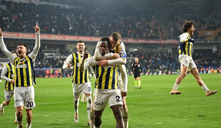 Fenerbahçe, zorlu Başakşehir engelini 90+4'te penaltıyla aşabildi 1 Fenerbahçe, zorlu Başakşehir engelini 90+4’te penaltıyla aşabildi