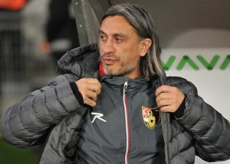 İstanbulspor'da Hakan Yakın'la yollar ayrıldı 1 İstanbulspor’da Hakan Yakın’la yollar ayrıldı