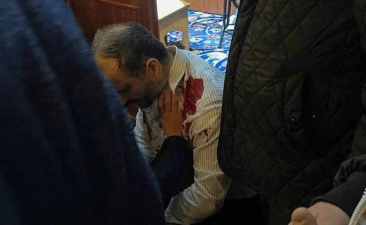 Fatih Camii’nde slogan atınca uyaran imamı ve müdahale eden hafızı bıçakladı