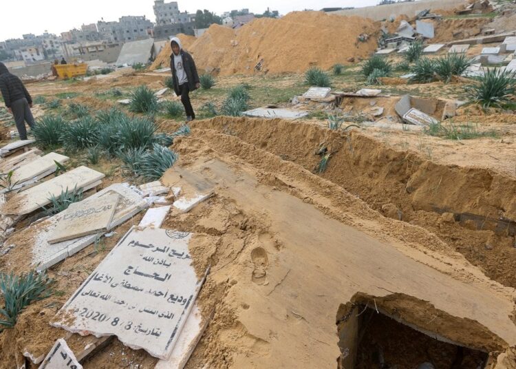 İsrail ordusu, Gazze'de Filistinlilerin mezarlarını açtığını doğruladı: 'Rehine arıyorduk' 1 İsrail ordusu, Gazze’de Filistinlilerin mezarlarını açtığını doğruladı: ‘Rehine arıyorduk’