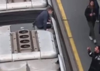 Metrobüsün üstünde yolculuk yapan kişi yakalandı