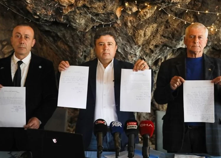 İYİ Parti Antalya yönetiminde toplu istifa: ‘Muhalefete muhalefet yapar olduk’