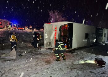 Kastamonu’da otobüs devrildi, Kocaeli’de otomobil bariyerlere girdi: 8 ölü