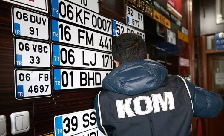 Sürücüler dikkat, yeni dönem resmen başladı: Plakalarda artık zorunlu!