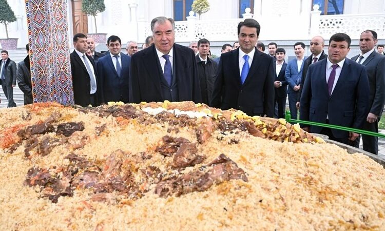 Tacikistan lideri Rahman: ‘İki yıllık gıda stoklayın’