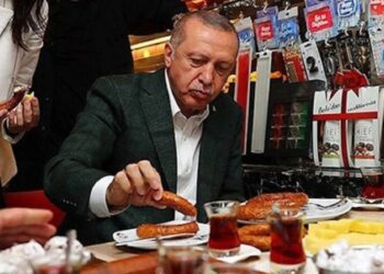 Bir zamanlar iktidarı çay-simit üzerinden eleştirirdi, bugün aynı mağduriyeti kendisi oluşturdu