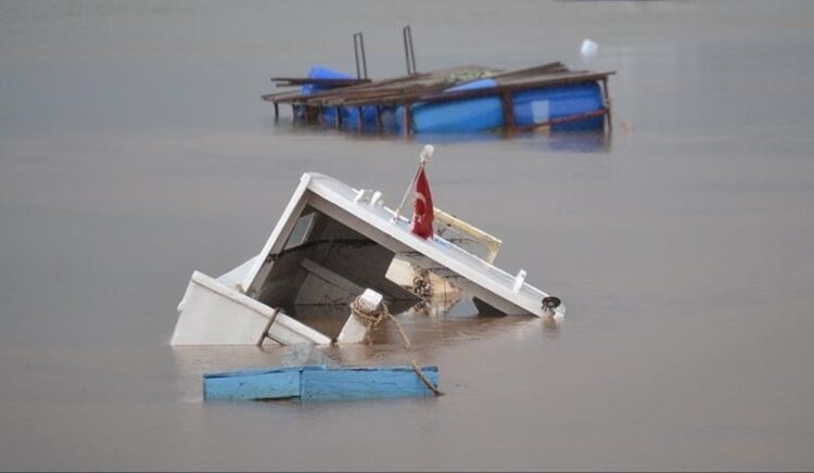 İçinde 10 kişi bulunan balıkçı teknesi battı: 3 ölü, 2 kayıp