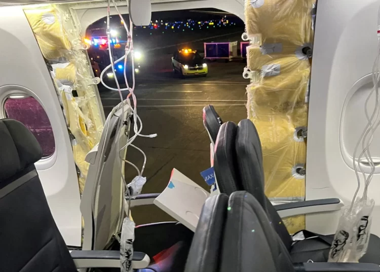 Havadaki uçaktan kopan parça bir evin bahçesinde bulundu