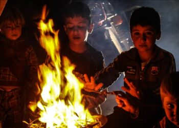 مأساة الخيام.. شتاء جديد يقسو على النازحين بإدلب (تقرير)