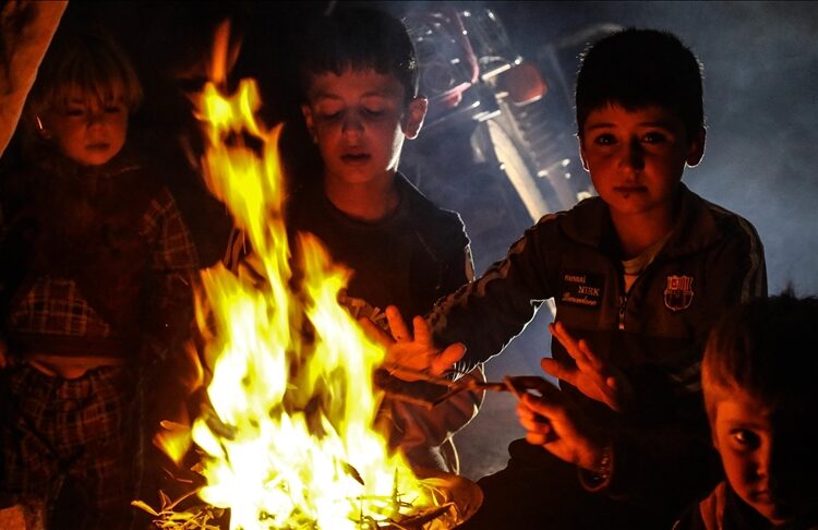 مأساة الخيام.. شتاء جديد يقسو على النازحين بإدلب (تقرير)