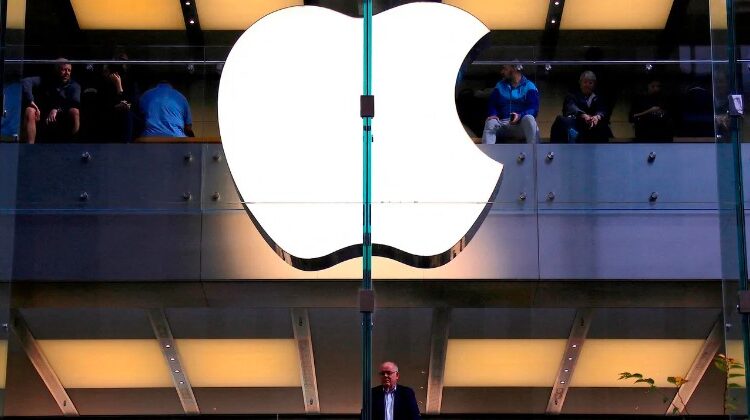 بداية صعبة في 2024.. أبل مهددة بفقدان لقب الأعلى قيمة سوقية 1 بداية صعبة في 2024.. أبل مهددة بفقدان لقب الأعلى قيمة سوقية