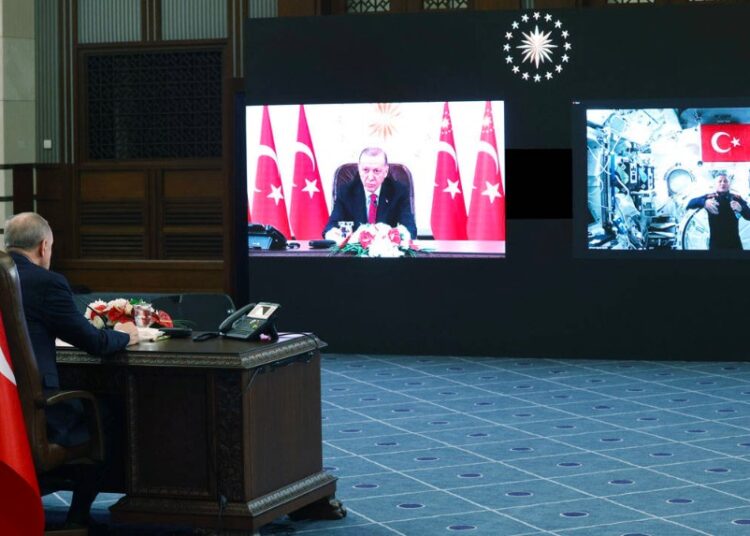 أردوغان يتحدث مع رائد الفضاء التركي الموجود في المحطة الدولية (فيديو)