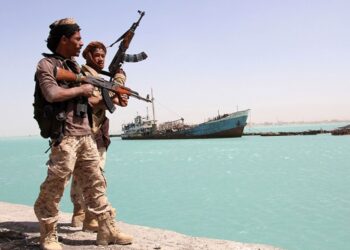 قيادي حوثي يطالب السفن برفع لافتة تنفي العلاقة بإسرائيل