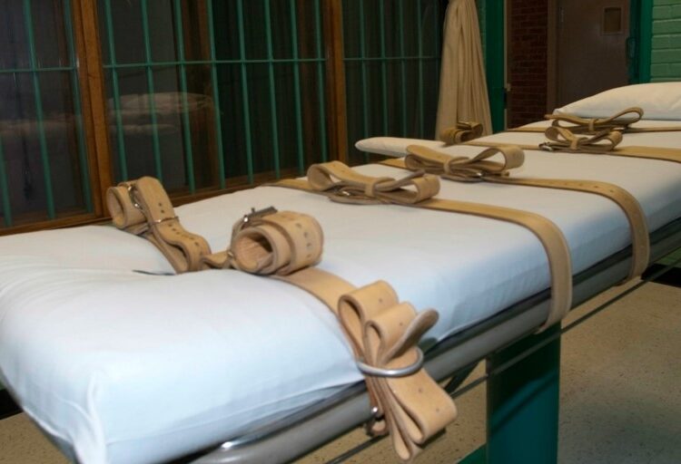 طريقة إعدام تُجرى لأول مرة في تاريخ أمريكا.. ولاية تستغني عن الحقنة القاتلة وتستخدم غاز النيتروجين 1 طريقة إعدام تُجرى لأول مرة في تاريخ أمريكا.. ولاية تستغني عن الحقنة القاتلة وتستخدم غاز النيتروجين