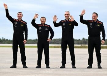 فريق “أكسيوم ميشن 3” يودعون أسرهم ويتحركون نحن الكبسولة