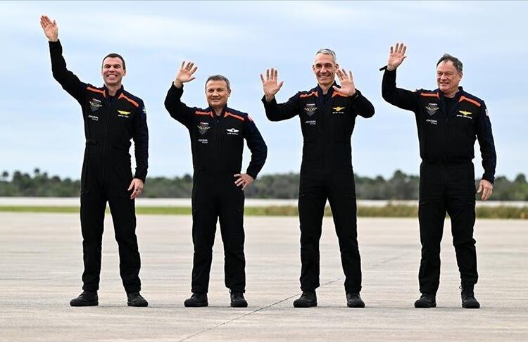 فريق “أكسيوم ميشن 3” يودعون أسرهم ويتحركون نحن الكبسولة