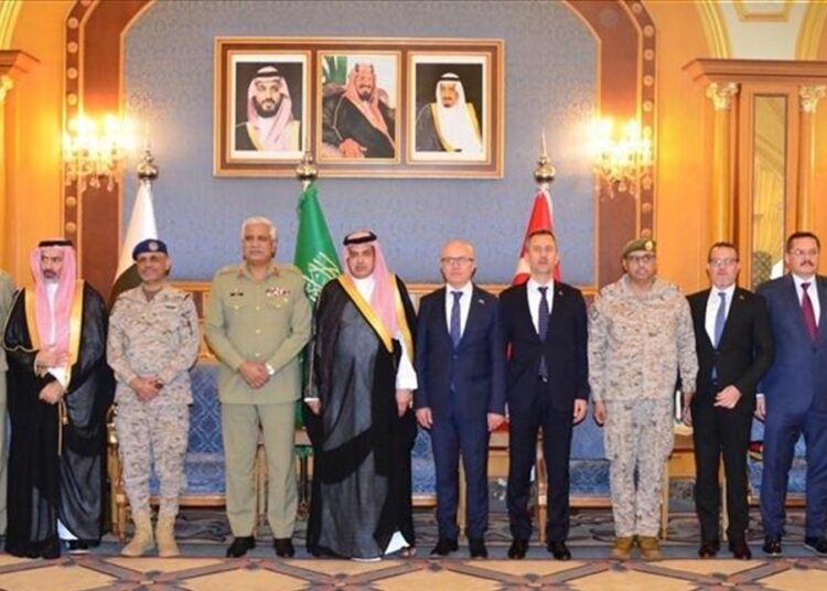 اجتماع سعودي تركي باكستاني لتعزيز التعاون الدفاعي