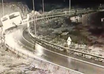 فيديو يوثق لحظة انقلاب حافلة في تركيا أسفر عن 9 قتلى و30 مصاباً
