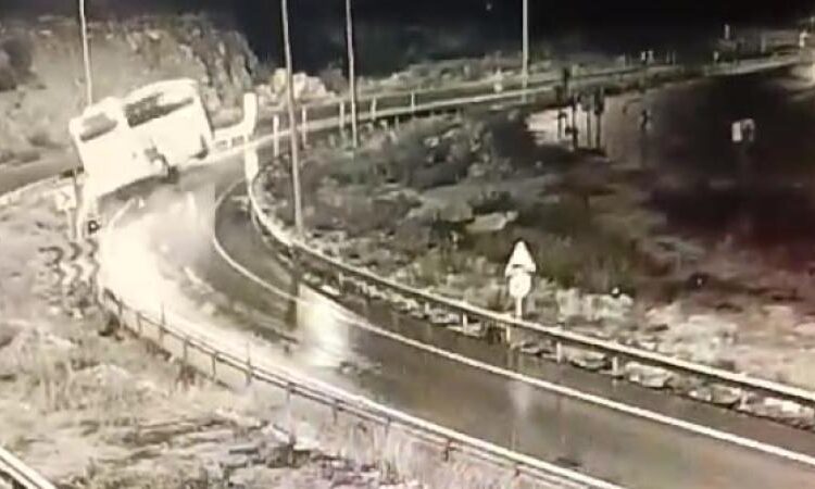 فيديو يوثق لحظة انقلاب حافلة في تركيا أسفر عن 9 قتلى و30 مصاباً 1 فيديو يوثق لحظة انقلاب حافلة في تركيا أسفر عن 9 قتلى و30 مصاباً