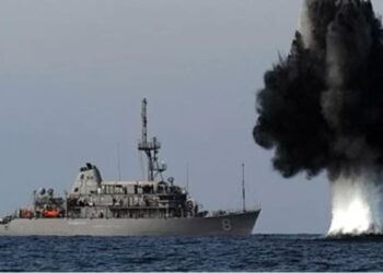 أنباء عن محاولة حوثية لمهاجمة سفينة حربية أميركية بالبحر الأحمر