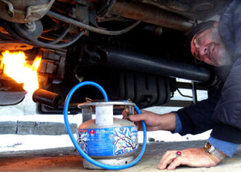 إزالة الصقيع عن السيارات بغاز مشتعل في الشرق التركي